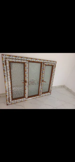 اتنين نوافذ بي في سي خشبي نظيفة متر ونص*متر وعشرين سم