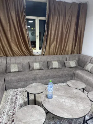 كنب للبيع استعمال خفيف مع الطاولات