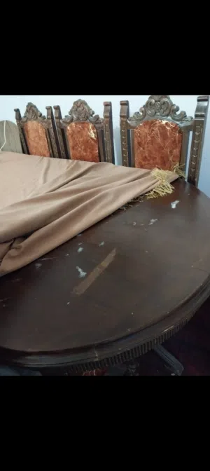 طاوله كبيره وثقيله ومعها 6كراسي بس 50دينار للبيع المستعجل بسبب رحيل