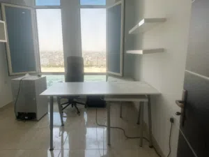 مكتب ابيض نظيف جدا