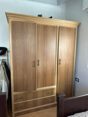 خزانة ملابس خشب زان بحالة ممتازة