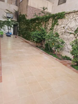 شقه ارضيه مميزه في ارقى مناطق عمان حي الكرسي  مع إطلالات جميله ومساحه واسعه 450 متر