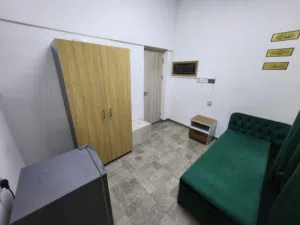 متاح للايجار غرفه وحمام مفروش ف الخوير 33 شارع عبايتي وقريب مسجد سعيد بن تيمور