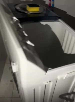 ثلاجة وغساله وسرير وطاوله