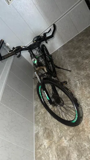 بسكليت بحال الوكاله ماشاء الله عليه مستعمل فقط برمضان العام الشرا بقصرش معه