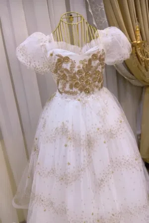 بدله حفلات بناتي ابيض وبيه ذهبي كلش حلوه