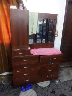 موجود غرفة نوم مع توابعها بحالة ممتازة