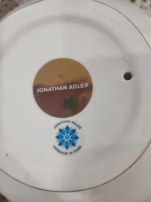 صحن باللون الأبيض والذهبي، صناعة يدوية من ماركة Jonathan Adler العالمية.. قطعة أصلية مستوردة