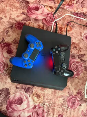 بلاستيشن 4 سلم للبيع ختم الشركه