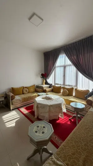 غرفة معيشة مع طاولة