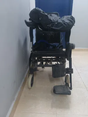 كرسي متحرك بمواصفات خاصة للبيع