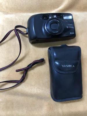 كاميرا فيلم ياباني أصلي نوع يوشيكا مع خاصية زوم بحالة ممتازة شغالة مية بالمية