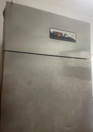 للبيع ثلاجه استخدام خفيف شغاله مافيها شي