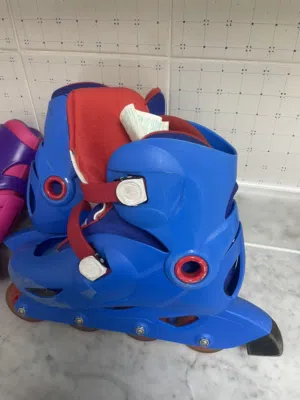 حذاء بعجلات للأطفال مع اكسسوارات الحماية