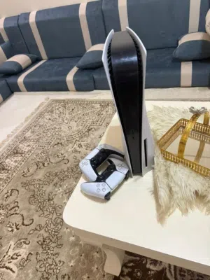 سلام عليكم ابلستيشن فايف فات نظيف ربي يبارك معاه زوز إيدين وباقه العاب