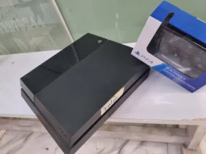 جهاز بلي ستيشن فور مهكر مع جوستك عدد2 مستعجل عله بيعته الجهاز استعمال يومين مستعجل عل بيع