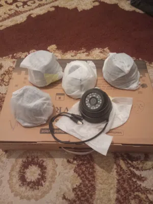 السلام عليكم متاح كاميرات مراقبه خمسه كاميرات داخليات ومعاهم دي في ار يعمل طوش الكاميرا كاميرات