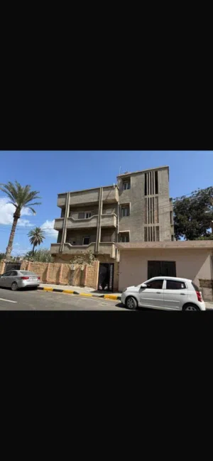 عقار تجاري. مقام عليها. عماره 3. طوابق. لبيع بناء قديم. علي الفرعي الرابط بين زناته والحشان