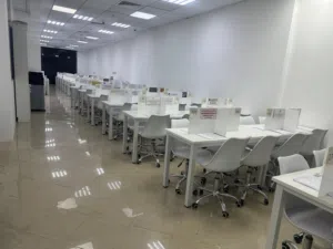 مكتب بمركز أعمال للإيجار السنوي