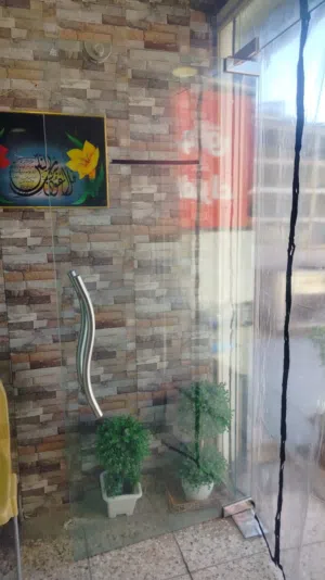 باب جام مع يده