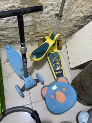 سيارات شحن وسكوترات وكراسي