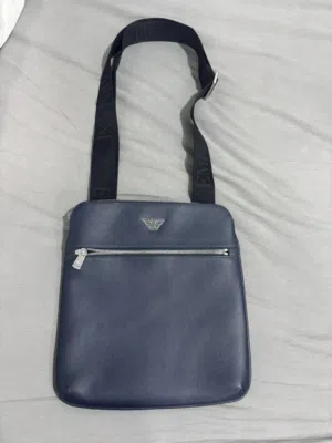 للبيع شنطه جديده  Armani Emporio النوع حقيبه على الكتف كروس بودي للرجال للتواصل على الخاص او ع الرقم