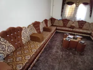 طقم كنب 18 مقعد بحالة ممتازة وسجاده وبرادي عدد2 مثل الي راكبه