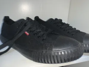 حذاء لي فايس (Levi’s) جديد من امريكا لم يُلبس ولا مرة، للبس اليومي او المناسبات غير الرسمية.