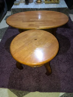 طقم طاولات خشب زان عدد 2  بحالة جيدة للبيع بسعر مناسب