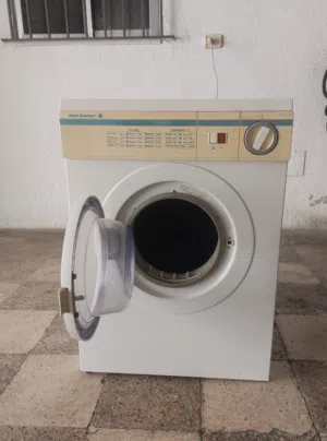 نشافه ملابس إيطاليا شغاله ممتازة لبيع