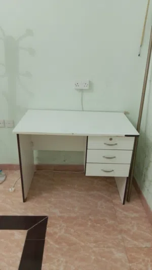 طاولة مكتب