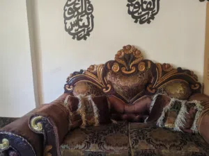 طقم كنب مكون من 11 مقعد وطاوله ب250 دينار