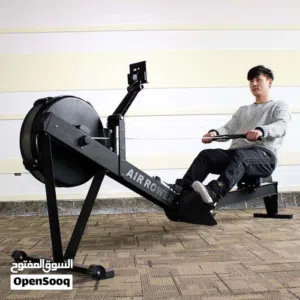 جهاز التجديف الهوائي (Air Rower)، وهو واحد من أقوى أجهزة الكارديو التي تجمع بين حرق السعرات وتدريب