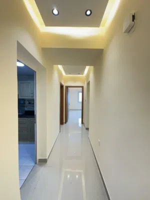 شقة مميزة بموقع ممتاز سوق الخوض للبيع
