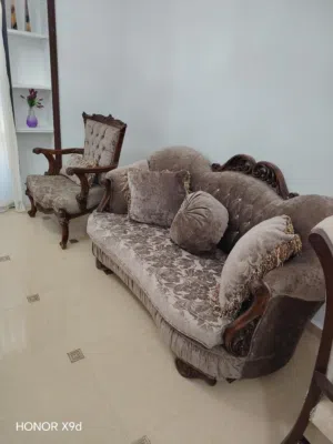 طقم كنب مع طقم طاولات