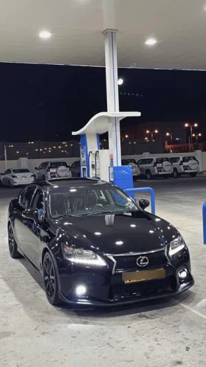 لكزس GS 350 موديل 2015 مستعملة بحالة ممتازة اللون أسود من داخل أحمر