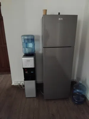 اثاث مكتبي و اجهزة كهربائية للبيع بسعر خرافي بداعي السفر