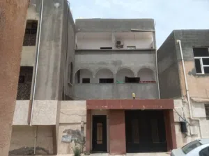 منزل للبيع خلف مسجد القادسية فرصة يجي حتا تجاري وقابل لنقاش لان الورتة مستعجلين