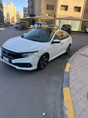 سياره هوندا سيفيك عداد 85 الف صبغ وكاله كامل المواصفات سيرفس كامل وكاله لا تحتاج اي مصاريف 1600سي سي