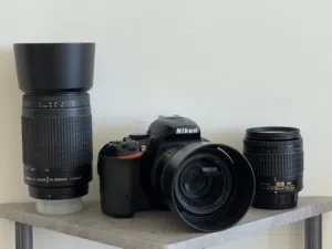 كاميرا نيكون d5500 الغنية عن التعريف مستعملة بحالة ممتازة معها 3 عدسات مع 3 بطاريات وشاحنين