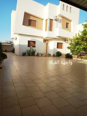 فيلا طابقين وملحق خارجي في النصب التذكاري شارع هابي لاند خلف مسجد ابو بكر الصديق وبجانب مدرسة مشارق