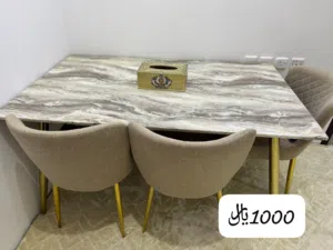 طاولة الطعام للبيع مع ثلاث كراسي