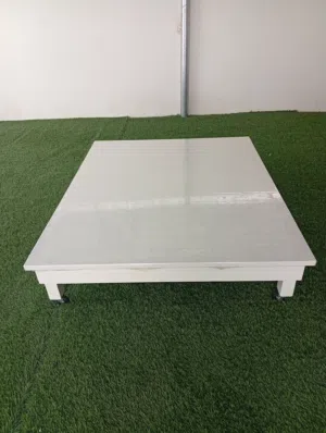 طاوله للبيع ممتاز ونظيفه مغطايه السماط الشفاف عن خدوش