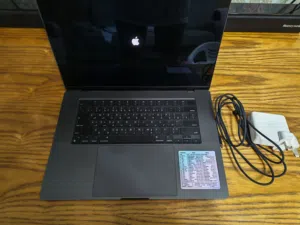 MacBook pro 16" (M3 pro) - Like New Perfect for designers