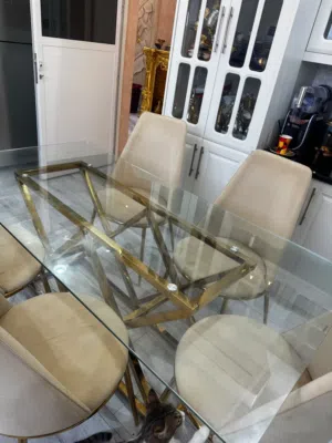 طاوله مطبخ طويله و نظيفه استعمال شهر