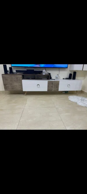 طاوله تليفزيون صناعه تركي عرض 2.65 بحاله جيده
