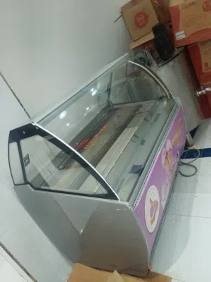 للبيع مكينه و ثلاجه عرض ايسكريم..عجانه كهربائيه..فرن بيتزا