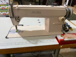 ماكينة خياطة صناعية نوع JUKU مستعملة