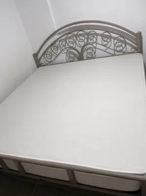 سرير للبيع