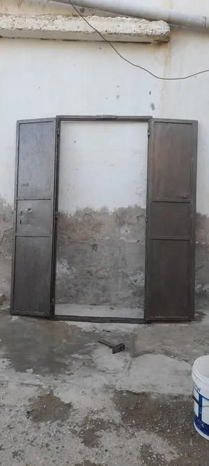 باب حديد قديم